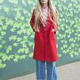 A modell, Laura Bailey szerint trendi lesz a piros kabát, a bokaverdeső farmer és a klumpa.
