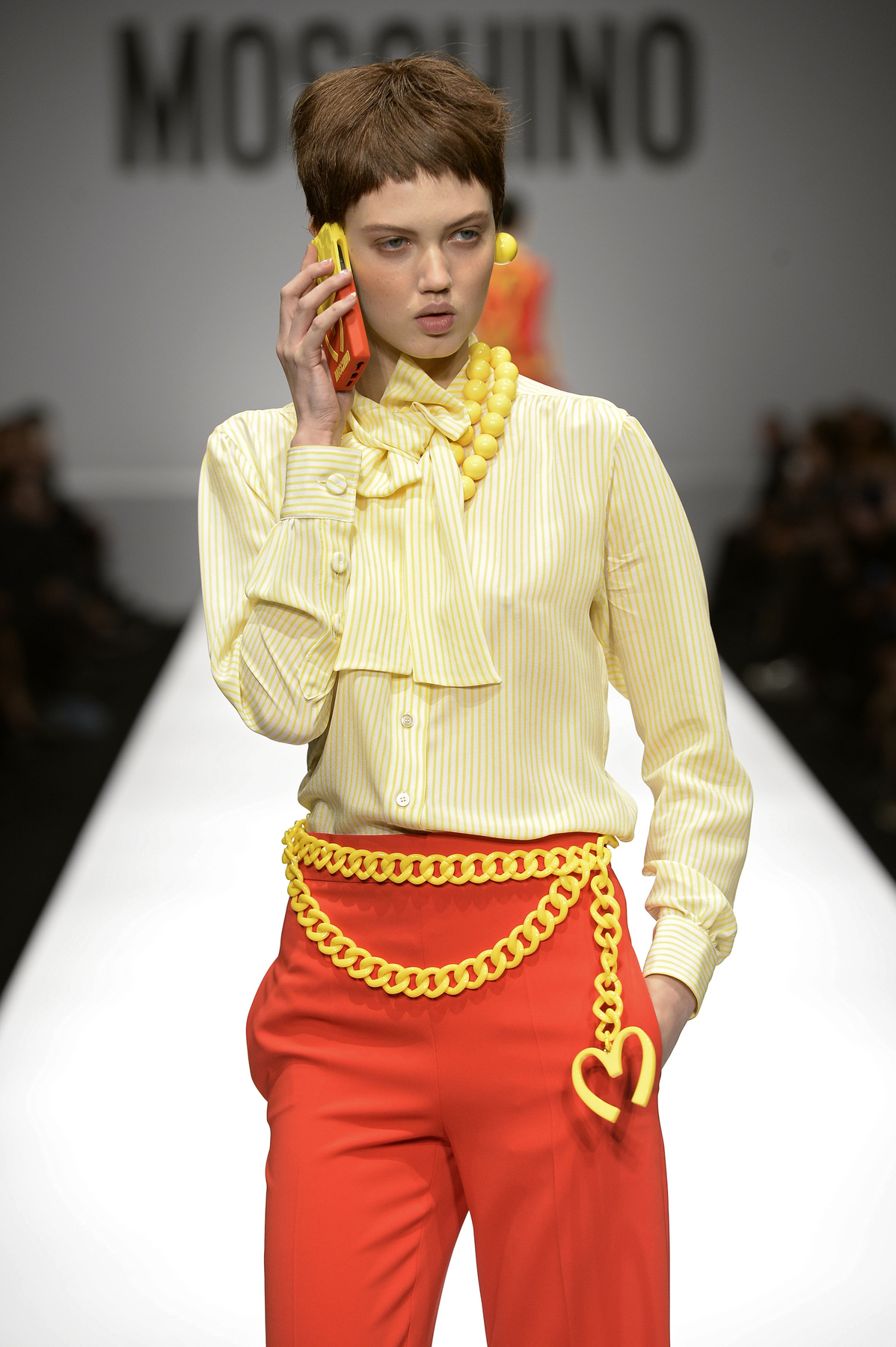 Arany telefontokkal küldte kifutóra modelljeit a Dolce & Gabbana a szezonban.