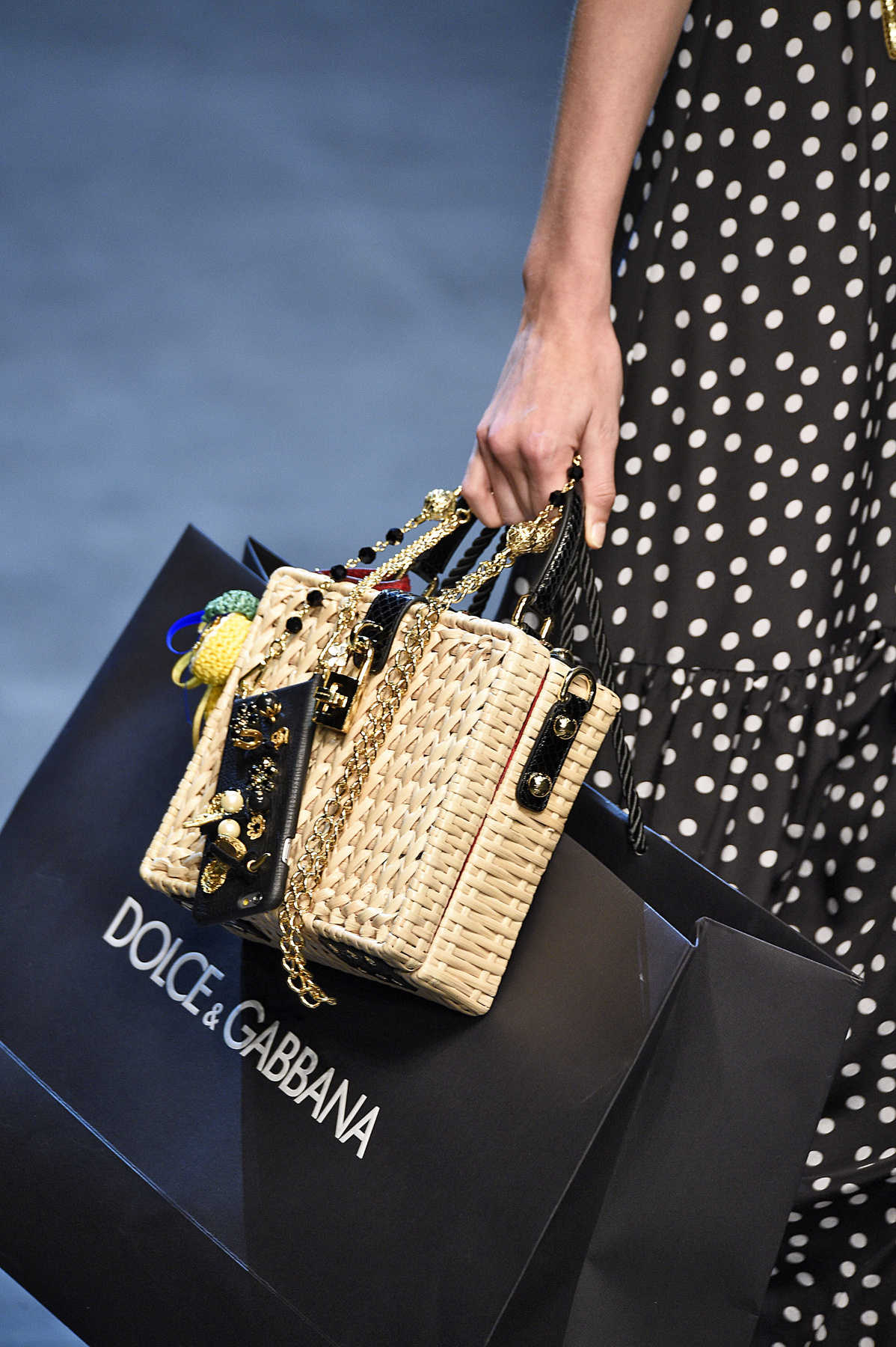 Arany telefontokkal küldte kifutóra modelljeit a Dolce & Gabbana a szezonban.