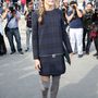 Olivia Palermo egy kockás Zara ruhával viselte a szürke csizmát a párizsi divathéten.

