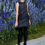 Nieves Alvarez egy ujjatlan ruhával kombinálta fényes csizmáját a Dior show kedvéért.

