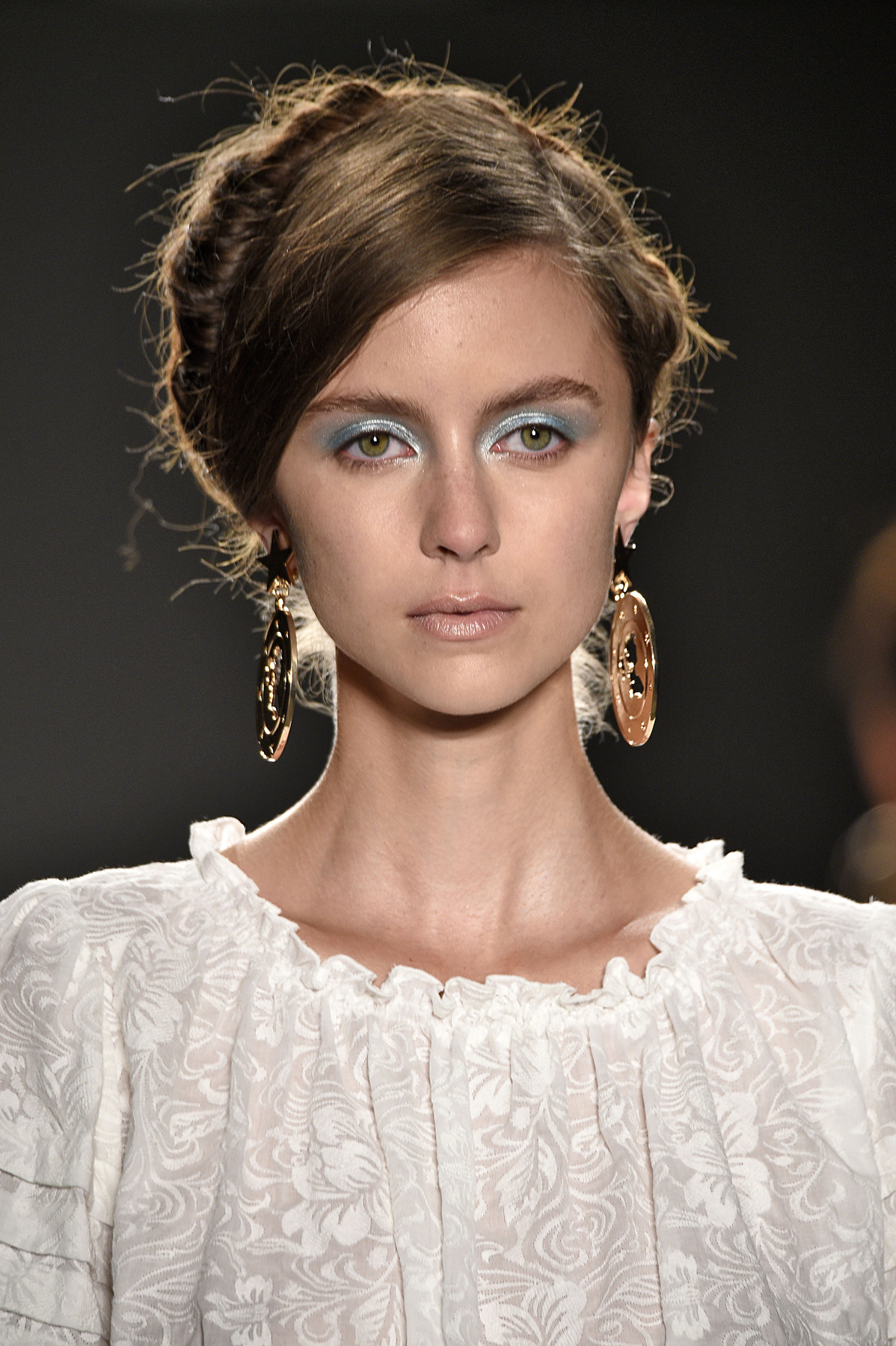 Az androgün modellek is kék szemfestéket kaptak a John Galliano által vezett Maison Margiela párizsi bemutatóján.