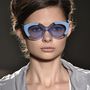 Sőt, Karen Walker még a napszemüvegek kereteit is hasonló pasztelles árnyalattal látta el.