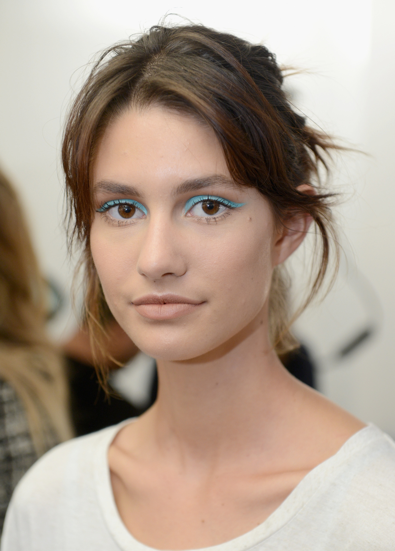 Az androgün modellek is kék szemfestéket kaptak a John Galliano által vezett Maison Margiela párizsi bemutatóján.