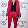 A Gettómilliomos 1984-ben született sztárja, Freida Pinto egy fekete blúzzal és csíkos táskával törte meg a Gucci piros árnyalatú nadrágkosztümjét a 2012-es Tribeca Filmfesztiválon.

