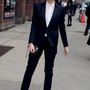 Emma Watsonnak fiatal kora ellenére kiválóan állt a klasszikus szabású Saint Laurent kosztüm, amit tavaly márciusban egy Reece Hudson táskával kombinált a színésznő. Watson az egyik legnézettebb amerikai műsor, a Late Show David Letterman vendége volt ebben az együttesben.

