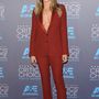 Jennifer Aniston egy mélyen dekoltált, burgundi árnyalatú Gucci  zakóban és élére vasalt pantallóban jelent meg a 2015-ös Critic's Choice Awardson. A jól szabott szettet egy hegyes orrú Christian Louboutin cipővel egészítette ki.


