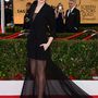 Emma Stone egy áttetsző fekete Dior Couture ruha fölé kapott fel egy hosszított szabású blézert a 2015-ös Screen Actors Guild Awardson.

