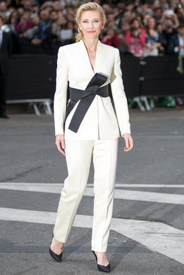 Goldie Hawn szuperdögös lánya, Kate Hudson egy pár Brian Atwood cipővel és a Pomellato luxusékszereivel dobta fel az Alexander McQueen által tervezett fekete-fehér kosztümöt, amit a Glee Los Angeles-i premierjén viselt 2012 szeptemberében.

