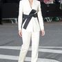 Cate Blanchett stílusosan egy fekete szatén övvel felturbózott Giorgio Armani együttesben tette tiszteletét az olasz divatház 40.évfordulójára rendezett ünnepségen Milánóban.


