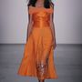 Vállvillantós narancs színű ruha Francesca Liberatore 2016-os tavaszi-nyári kollekciójában.