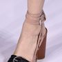 A Christian Dior szerint visszatérnek a hegyes orrú cipők és a cipőkre applikált óriási csatok.