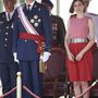 Joghurtszínű felsővel kombinálta az ezüst övvel átfogott piros szoknyát a General Air Force San Javierben tartott hivatalos bemutatóján.

