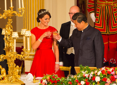 A kínaiak nem értik, miért nem vesz Katalin egy új tiarát, hisz lenne rá kerete. 