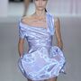 Fényes anyagú miniruha a Dior 2013-as tavasz-nyári kollekciójában.

