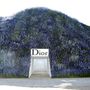 Lila virágokkal feldíszített hegy belsejében tartották meg Raf Simons utolsó Dior kollekciójának bemutatóját 2015 október 2.-án.
