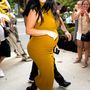 Szeptember 9.: ez a szín talán csak Kim Kardashiannek áll jól. A térd alá érő fazon és a bordázott anyag viszont neki sem.