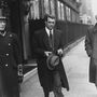 Cary Grantet 1946-április 24-én kapták lencsevégre egy londoni szálloda előtt. Akkor az üzleti tárgyalások mellett arra is szakított időt, hogy meglátogassa a Bristolban élő anyját is.
