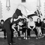 Be-Bop-ot táncoló fiatalok a párizsi Vieux Colombier Theatre táncparkettjén 1951-ben.

