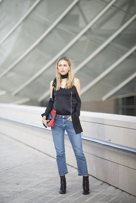 A Yahoo Style szerkesztője, Samantha Angelo egy örökzöld Yves Saint Laurent táskával dobta fel fekete, boka felett elvágott nadrágját Párizsban.

