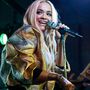 Rita Ora szeptemberben, a washingtoni U Street Music Hallban lépett fel Abodi arany és ezüst árnyalatú „Space Jacket” néven futó dzsekijében és hozzá tartozó szoknyában. 