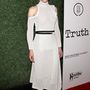 Cate Blanchett egy fekete övvel átfogott, magasított nyakú vállvillantós fehér ruhában jelent meg új filmjének, a Truth-nak a premierjén.


