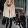 Daria Strokus modell kapucnis szőrmebundával viselte a bőrnadrágot New Yorkban.

