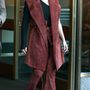 Lady Gaga New Yorkban mutatkozott burgundi színű ujjatlan kabátban és hozzá illő nadrágban, szintén november 3-án.