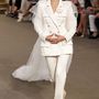 A fehér nadrágkosztüm az új menyasszonyi ruha Karl Lagerfeld szerint.


