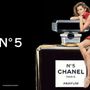 A brazil szupermodell, Gisele Bündchen egy túlméretezett Chanel parfümös üvegen üldögélve promotálja a divatház legendás illatát.


