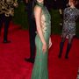 Oldalt fűzős, magasított nyakú zöld estélyi ruha a 'China: Through The Looking Glass' fantázia néven futó gálán New Yorkban.

