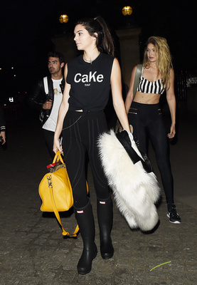 Jenner szerintünk Karl Lagerfeldnek öltözött egy Halloween buli kedvéért.