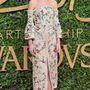 Menőnek számítanak az ejtett vállú, virágmintás ruhák az őszi-téli szezonban. Alexa Chung a British Fashion Awardsra érkezett egy ilyen Gucci ruhában.
