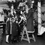 Karácsonyfát díszítő Mikulás 1925 december 24.-én Southamptonban.


