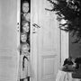 Ajándékok után kukucskáló gyerekek 1932-ben Németországban.




