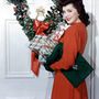 1953-ban is trendi volt piros ruhában ünnepelni, ahogy menőnek számított a zöld borítéktáska is.

