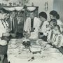 Egy ukrán család imádkozik a karácsonyi asztalnál 1976-ban Torontóban.

