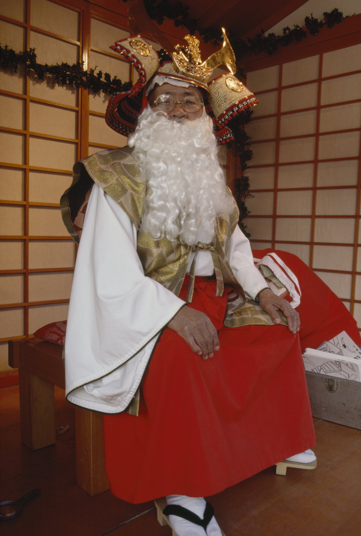 Egy Mikulásnak öltözött japán-amerikai férfi 2008 decemberében Kaliforniában.

