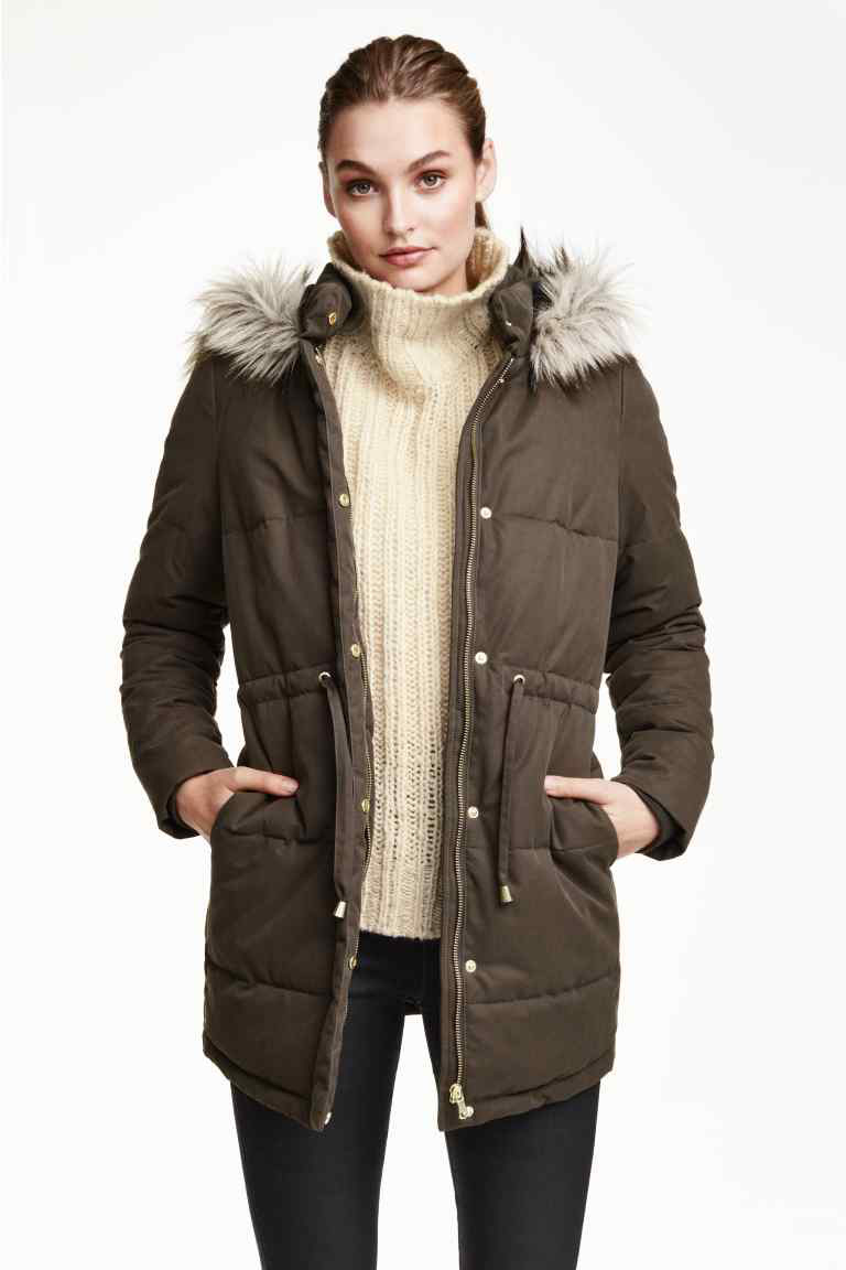 A hosszított fazonú ujjatlan kabát 29.995 forintba kerül a Mangóban.