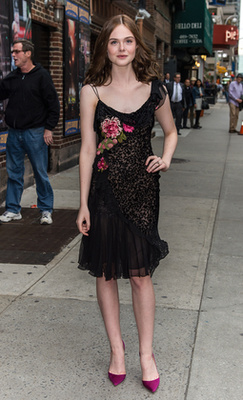 A modell, Sara Sampaio egy mélyen dekoltált Nicholas ruhát választott az Adaline varázslatos élete című film New York-i premierjére.

