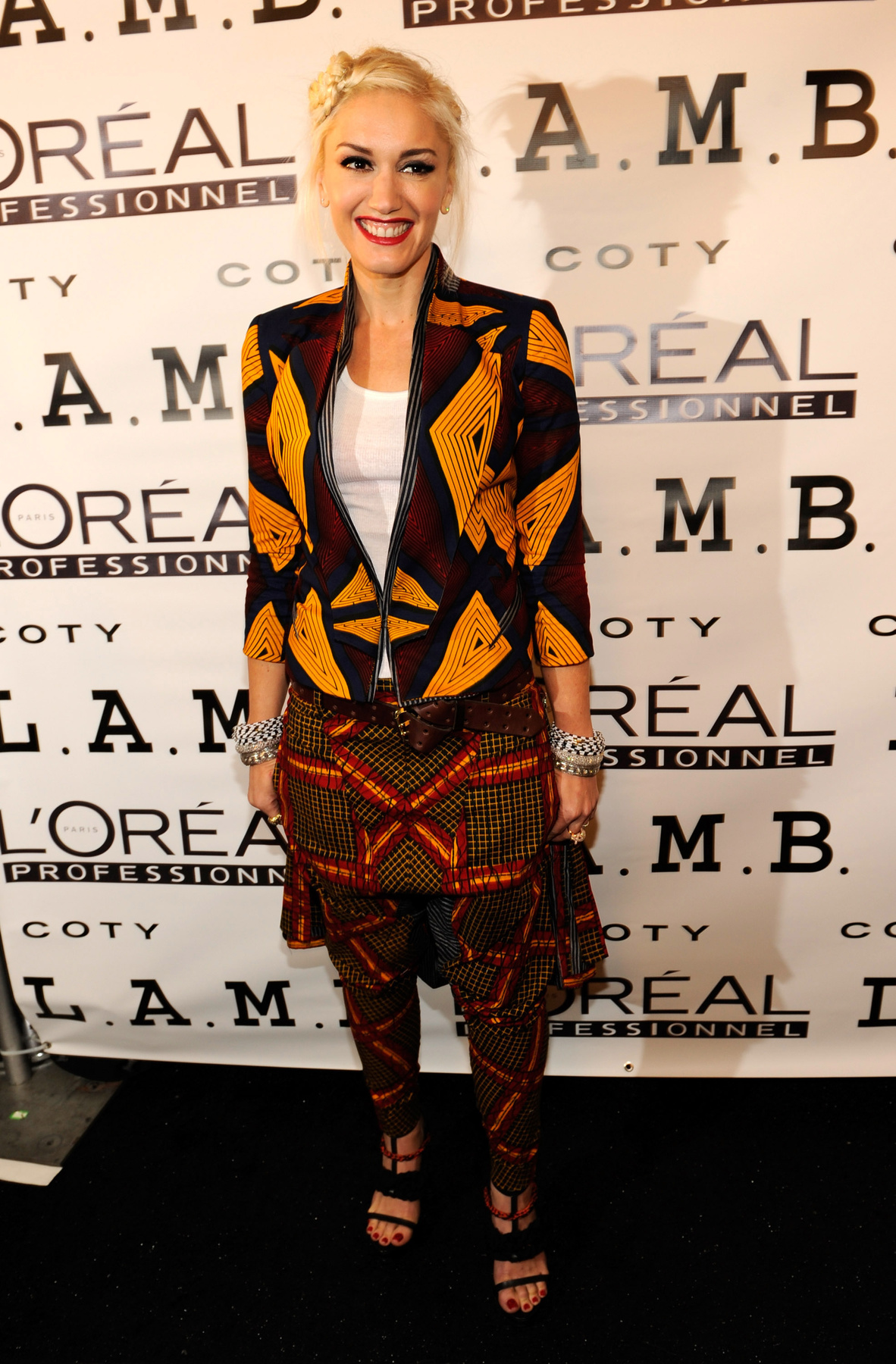 Gwen Stefani az 57.Grammy díjátadón viselt szettjével bebizonyította, hogy a nadrágos daraboknak is van helye a vörös szőnyegen.




