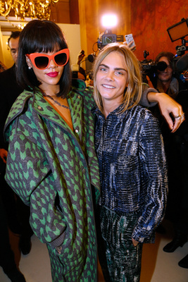 Napjaink jó női, Rihanna és Cara Delevingne ilyen szettekben járnak a divatbemutatókra.
