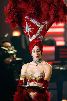 Lady Gaga pedig ebben a csillogó zsákruhában lépett színpadra Tony Benettel2014 december 31.-én Las Vegasban.


