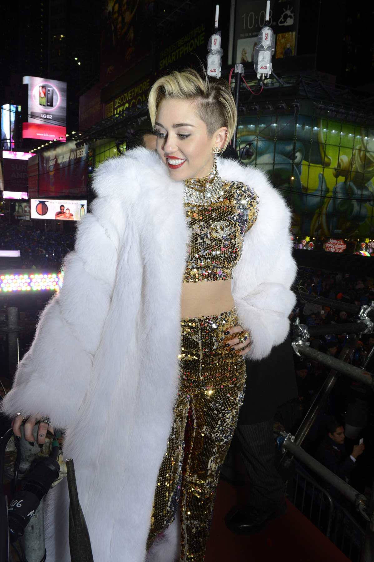 Lady Gaga pedig ebben a csillogó zsákruhában lépett színpadra Tony Benettel2014 december 31.-én Las Vegasban.


