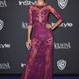 Alessandra Ambrosio is magabiztosan pózolt ebben a Zuhair Murad által tervezett lila csipke ruhában a Golden Globe Awards egyik buliján.

