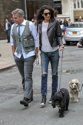 Ebben a Balenciaga bőrdzsekiben és Ash tornacipőben látogatta meg férjét egy New York-i filmforgatáson.


