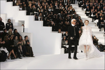 Kendall Jenner és Lagerfeld összeborulása a Chanel 2015-ös haute couture kollekciójának bemutatóján.

