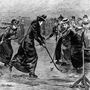 Jéghokizó viktoriánus hölgyek 1880 telén a londoni Wimbledon Parkban.


