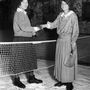 New Yorkban még a jégpályán való teniszezés is menő volt 1919-ben. A képen Lukács Ágnes és Rosemary Wood fognak kezet egymással.

