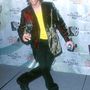 Bársony zakót kapott a sárga pulóver fölé az 1999-es Radio Music Awardson Las Vegasban.


